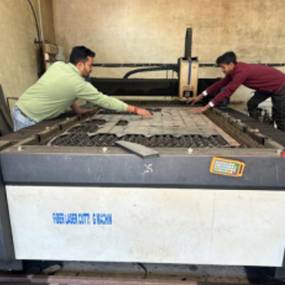 Worker Operating Fiber Laser Cutting Machine Manufacturers in Uttar Pradesh