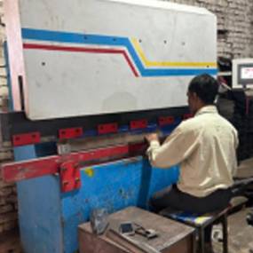 Worker Operating Hydraulic Press Brake Machine Manufacturers in Uttar Pradesh