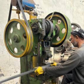 Worker Operating Mechanical Power Press Machine Manufacturers in Uttar Pradesh